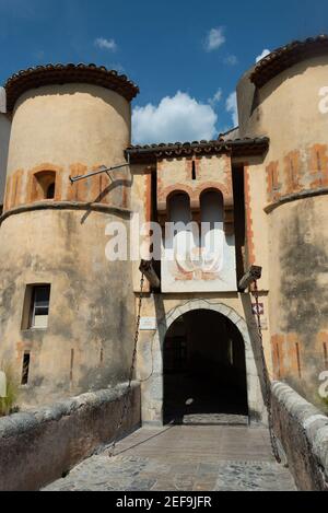 Entrevaux è una città medievale murata, che la vista principale è la Cittadella, arroccata sulla cima di una collina rocciosa. Foto Stock