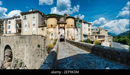 Entrevaux è una città medievale murata, che la vista principale è la Cittadella, arroccata sulla cima di una collina rocciosa. Foto Stock