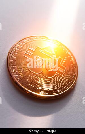 Golden Bitcoin Cryptocurrency. Nuovo denaro virtuale concetto. Foto Stock