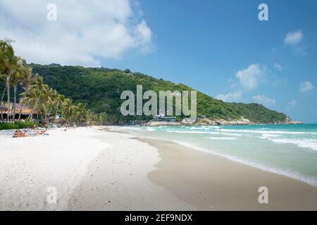 Turisti sulla spiaggia di Haat Rin (aka Sunrise) - posizione della famosa festa sulla luna piena, isola di Koh Phangan, Golfo della Thailandia, Thailandia, Asia Foto Stock