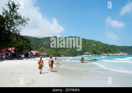 Turisti sulla spiaggia di Haat Rin (aka Sunrise) - posizione della famosa festa sulla luna piena, isola di Koh Phangan, Golfo della Thailandia, Thailandia, Asia Foto Stock