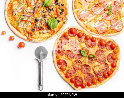 diversi tipi di pizze in assortimento con coltello rotondo Foto Stock