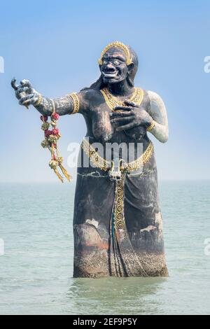 Had Puek Tian spiaggia & la statua del Phisuea Samut oratrice (preso da Phra Apahai mani, una poesia di Sunthon Phu), Cha Am, Phetchaburi, Thailandia Foto Stock