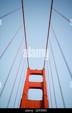 Vista ad angolo basso di un ponte, Golden Gate Bridge, San Francisco, California, USA Foto Stock