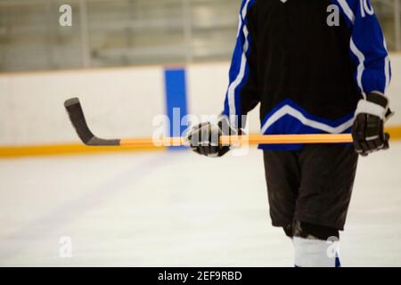 Vista in sezione intermedia di un giocatore di hockey su ghiaccio Foto Stock