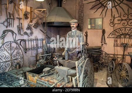 Istanbul, Turchia, 23 marzo 2019: Antica ricreazione di smithy a Rahmi M. Koc Industrial dedicata alla storia dei trasporti, dell'industria e delle comunicazioni Foto Stock