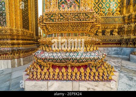 Dettagli architettonici della colonna Phra Mondop nel Grand Palace di Bangkok, Thailandia Foto Stock