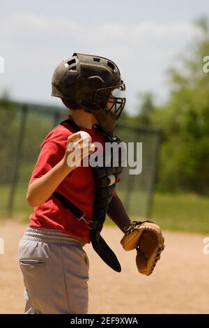 Profilo laterale di un catcher da baseball che lancia un baseball Foto Stock