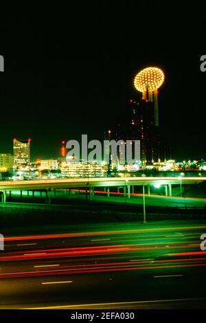 Edifici illuminati di notte, Dallas, Texas, USA Foto Stock