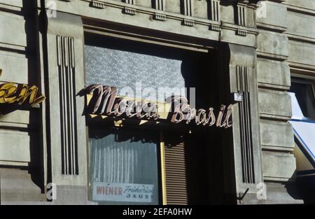 Wien, ehemaliges Kaffeehaus 'Cafe Theatre an der Wien' bzw 'Dondelle' um 1989 - Vienna, ex Cafe 'Theatre an der Wien' o 'Dondauwelle' Foto Stock