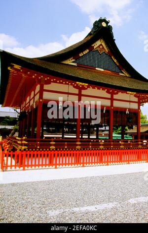 Vista ad angolo basso di un edificio religioso, il Santuario di Fushimi-Inari, Kyoto, Giappone Foto Stock