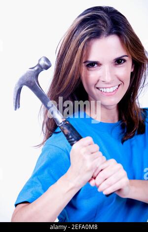 Ritratto di una giovane donna che tiene un martello Foto Stock