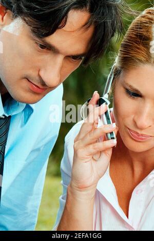 Primo piano di una donna d'affari e di un uomo d'affari che usa un cellulare telefono Foto Stock