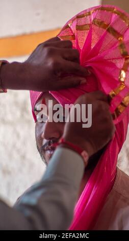 THANE, INDIA - Feb 06, 2021: Uomo avvertimento feta costume indiano abbigliamento etnico Foto Stock