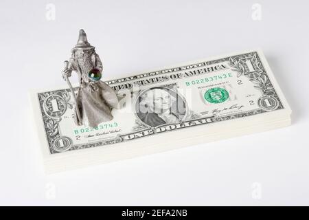 Figurine di un cassiere di fortuna sulla valuta cartacea degli Stati Uniti Foto Stock