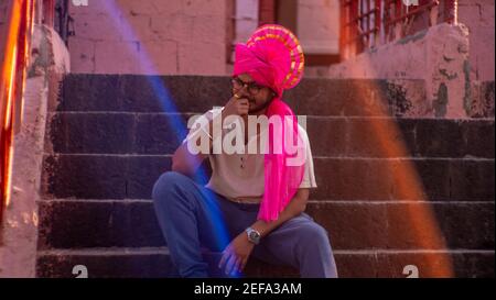 THANE, INDIA - Feb 06, 2021: Uomo avvertimento feta costume indiano abbigliamento etnico Foto Stock