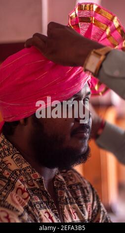 THANE, INDIA - Feb 06, 2021: Uomo avvertimento feta costume indiano abbigliamento etnico Foto Stock
