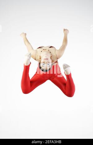 Vista posteriore di una ginnastica femminile appesa capovolta in amaca da yoga  aerea, facendo spaccature Foto stock - Alamy