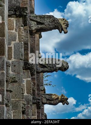 Sculture in pietra sulla facciata di Eglise Saint-Leonard, Fougeres, Bretagna Foto Stock