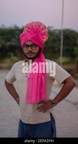 THANE, INDIA - Feb 06, 2021: Uomo avvertimento feta costume indiano abbigliamento etnico Foto Stock