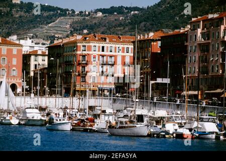 Flotta di barche ormeggiate a secco in un lago lungo la città, Nizza, Francia Foto Stock