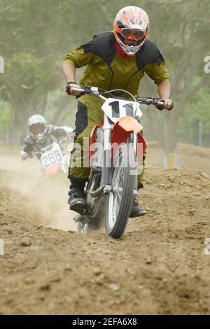 Motociclisti che cavalcano motociclette Foto Stock