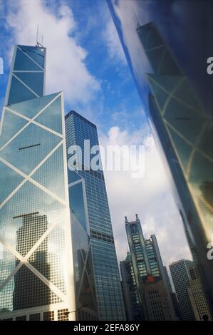 Basso angolo vista dei grattacieli in una città, Hong Kong, Cina Foto Stock