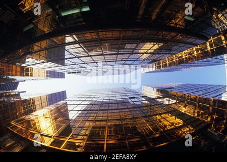 Basso angolo vista dei grattacieli in una città, Hong Kong, Cina Foto Stock