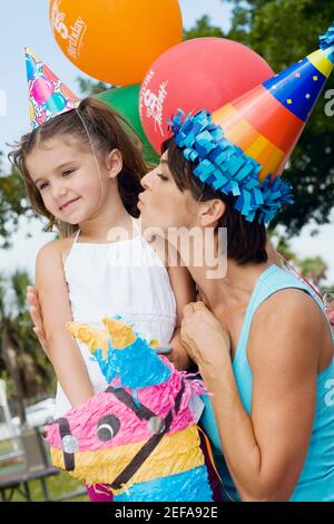 Profilo laterale di una donna mid adulta che bacia la figlia Foto Stock