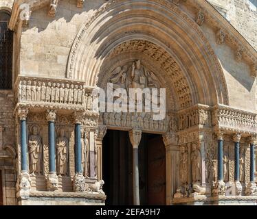 Ingresso della Chiesa di San Trophime in Arles. Costruito tra il 12th ° e 15th ° secolo Foto Stock