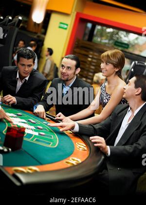 Quattro persone che giocano a blackjack in un casinò Foto Stock