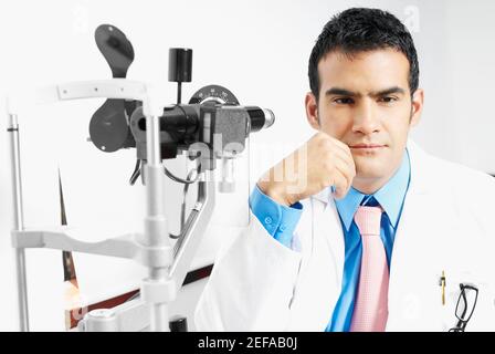 Primo piano di un ottomettista maschile che pensa con la mano il mento Foto Stock