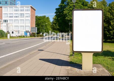 Poster vuoto della luce della città come modello di pubblicità successivo per strada e marciapiede in estate Foto Stock