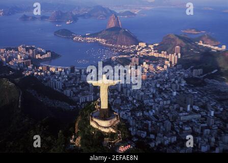 Veduta aerea di una statua, Cristo Redentore, Rio de Janeiro, Brasile Foto Stock