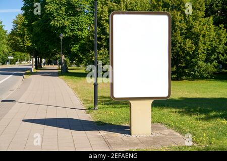 Blank White City Light Poster Mock-Up Template accanto a Street E marciapiede Foto Stock