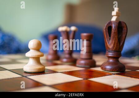 Primo piano di pezzi di scacchi in legno su una scacchiera Foto Stock