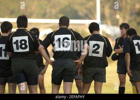 I giocatori di Rugby si levano in piedi insieme Foto Stock