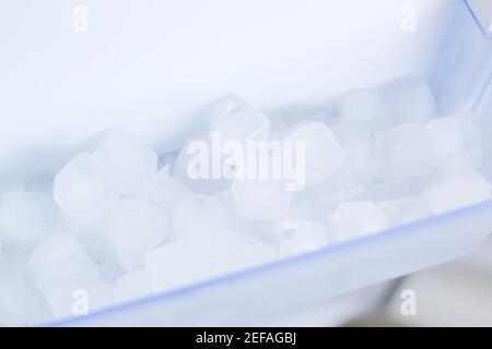All'interno del congelatore domestico di ghiaccio frigorifero piccolo porta  aperta la conservazione a freddo Foto stock - Alamy