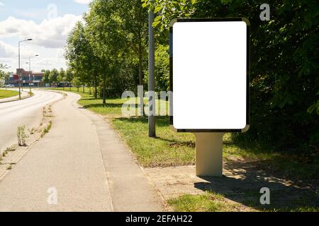 Modello di mock-up per poster City Light Poster (CLP) sul marciapiede accanto a. una strada in città Foto Stock