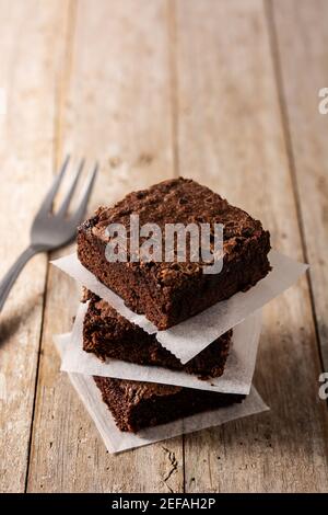 Pezzi di brownie fatti in casa su un tavolo di legno Foto Stock