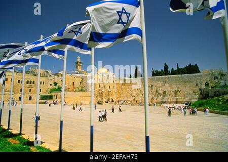 Bandiere israeliane in un santuario e una cupola sullo sfondo, Wailing Wall, cupola della roccia, Gerusalemme, Israele Foto Stock