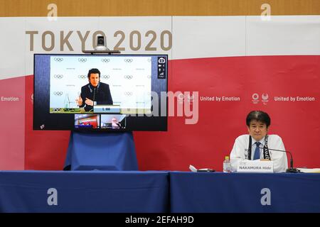 Tokyo, Giappone. 17 febbraio 2021: Christophe Dubi (sullo schermo), direttore esecutivo dei Giochi Olimpici, parla a distanza durante il Comitato Olimpico Internazionale (CIO), il Comitato Paralimpico Internazionale (IPC) e il Comitato Organizzatore di Tokyo dei Giochi Olimpici e Paralimpici (Tokyo 2020), briefing stampa congiunto a Tokyo, Giappone, il 17 febbraio 2021. Tokyo 2020, il CIO e l'IPC hanno ospitato un incontro di lavoro congiunto tramite teleconferenza, incentrato sulle contromisure COVID-19 nel corso del 15-17 di questo mese. (Credit Image: © POOL via ZUMA Wire) Credit: ZUMA Press, Inc./Alamy Live News Foto Stock