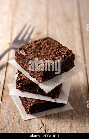 Pezzi di brownie fatti in casa su un tavolo di legno Foto Stock