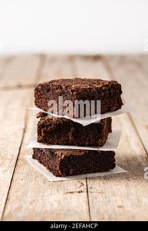 Pezzi di brownie fatti in casa su un tavolo di legno Foto Stock