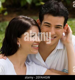 Primo piano di una giovane coppia sorridente Foto Stock