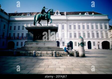 Statua di fronte a un edificio, Josefsplatz, Vienna, Austria Foto Stock