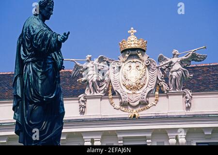 Vista ad angolo basso di una statua di fronte a un palazzo, Palazzo Hofburg, Vienna, Austria Foto Stock