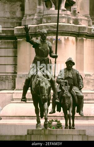 Primo piano di due statue, Don Chisciotte, Sancho Panza, Madrid, Spagna Foto Stock