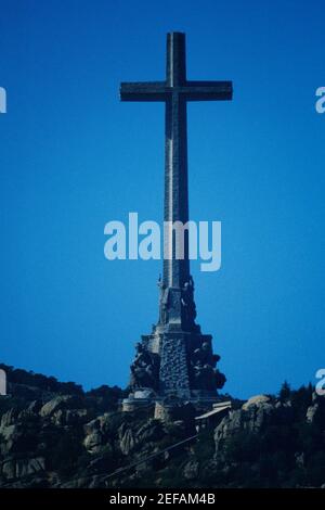 Vista ad angolo basso di una croce, Monumento Nacional de Santa Cruz del Valle de los Caidos, Madrid, Spagna Foto Stock