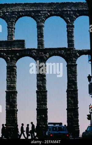 Turistico vicino acquedotti romani, Segovia, Spagna Foto Stock